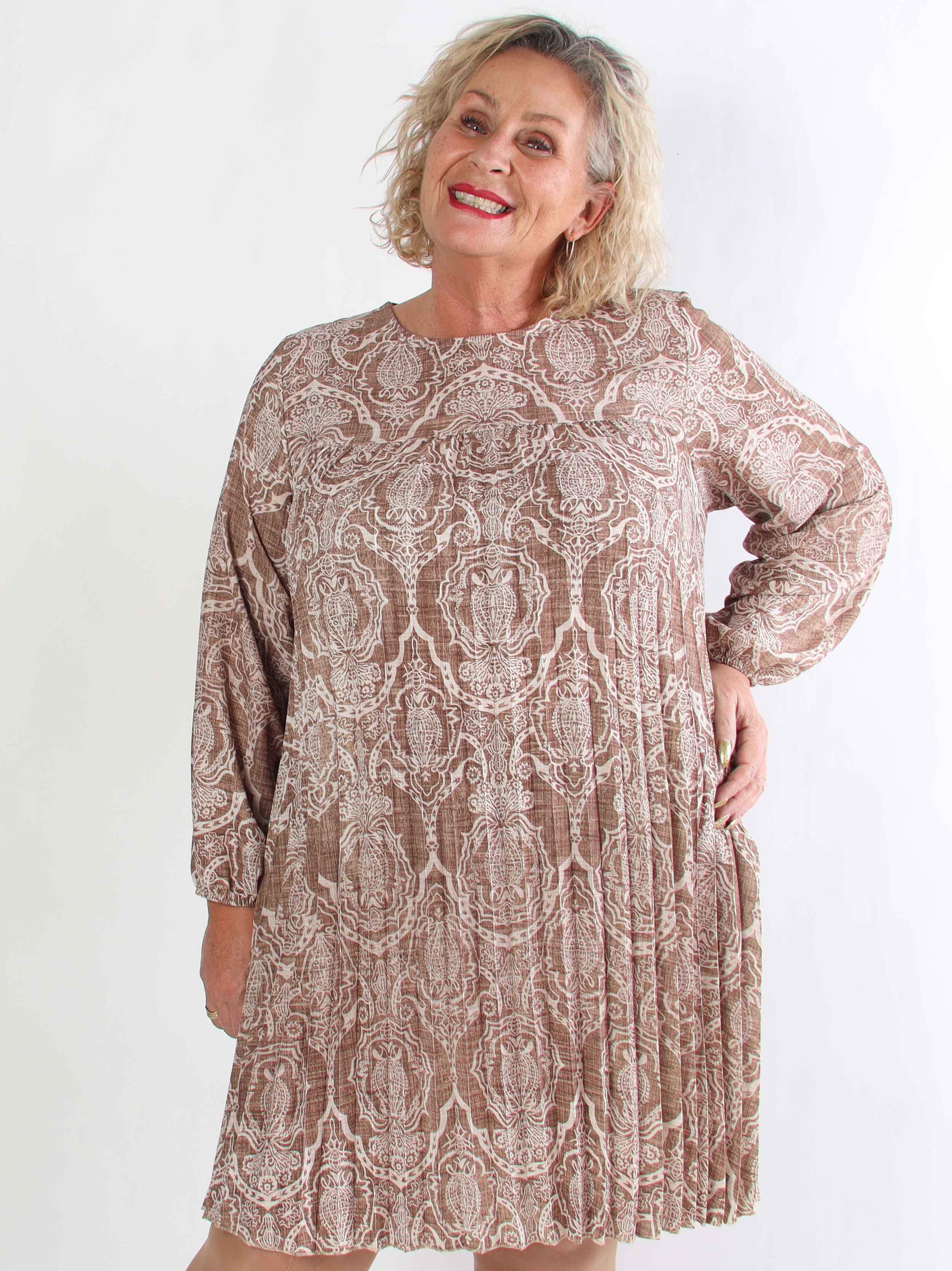 Nancy Royal Short L/S - Plus size kjole med plisseringer og lommer